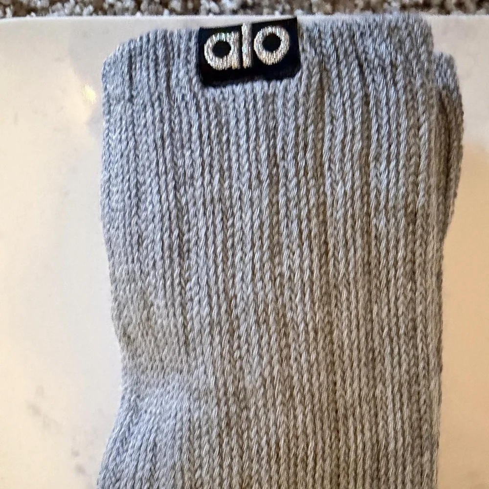 NWT Alo Yoga unisex scrunch socks in athletic heather grey size medium